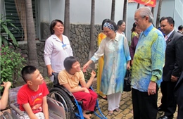 Cựu Thủ tướng Malaixia tặng quà cho trẻ mồ côi